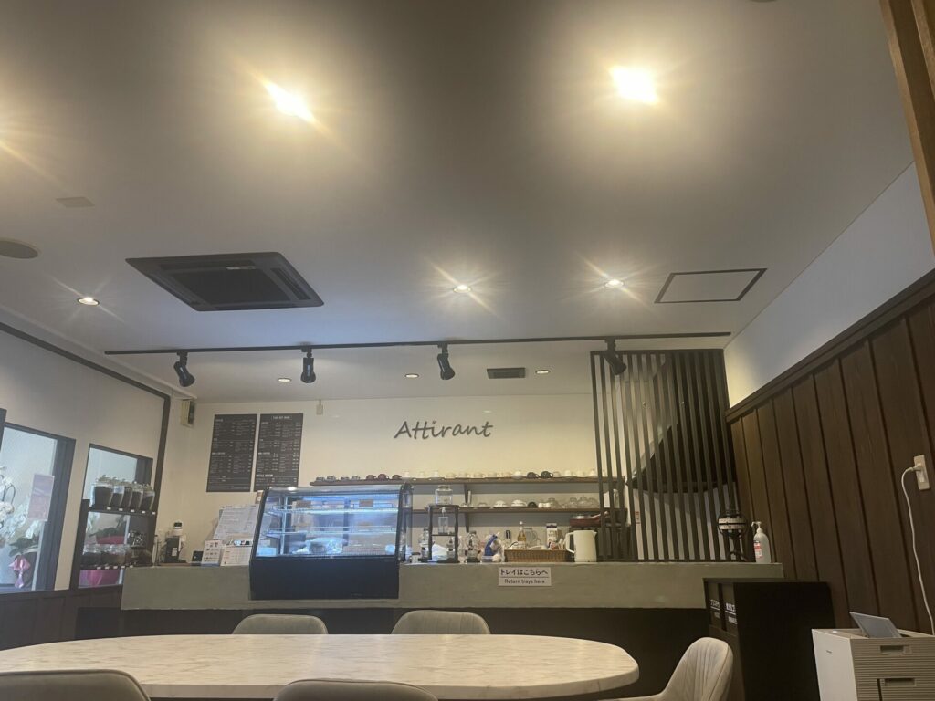 cafe attirantの店内