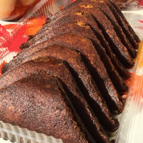 黒糖蜜がたっぷり染み込み、濃厚な甘さで人気のお取り寄せ和菓子