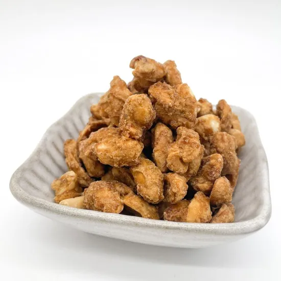 黒糖でコーティングされた落花生をクローズアップ。香ばしさと甘さが絶妙な種子島黒糖こくとう豆